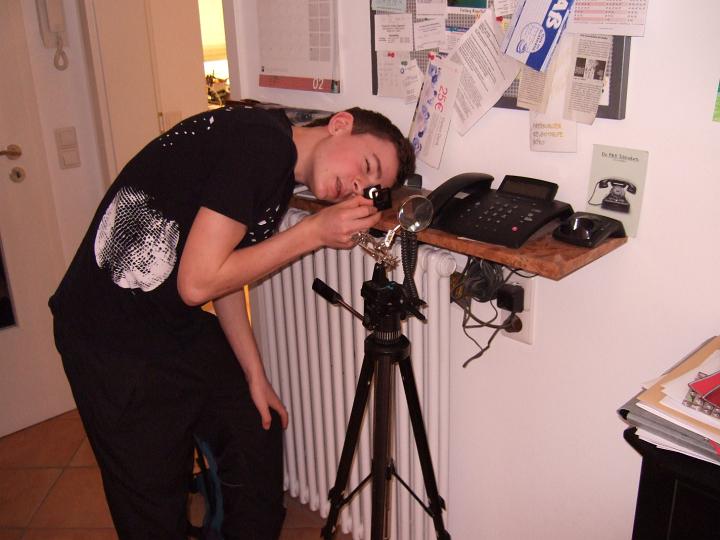 09 02 28 007.jpg - Tim fokussiert das selbstgebaute Fernrohr